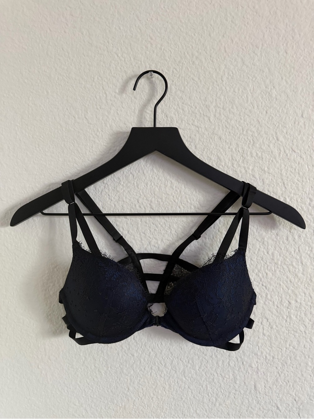 victoria's secret lace strappy bra